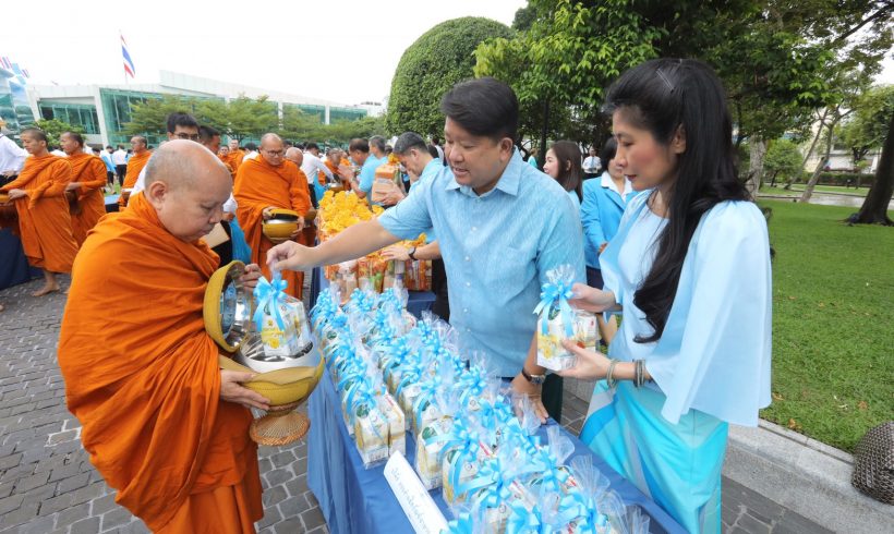 “ดอยคำ” ร่วมพิธีทำบุญตักบาตรเนื่องในโอกาสเฉลิมพระชนมพรรษา สมเด็จพระนางเจ้าสิริกิติ์ พระบรมราชินีนาถ ในรัชกาลที่ ๙