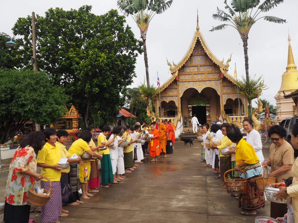 ดอยคำ จัดพิธีทำบุญตักบาตรบำเพ็ญกุศล เนื่องในวันคล้ายวันสวรรคต ๑๓ ตุลาคม พระบาทสมเด็จพระปรมินทรมหาภูมิพลอดุลยเดช บรมนาถบพิตร