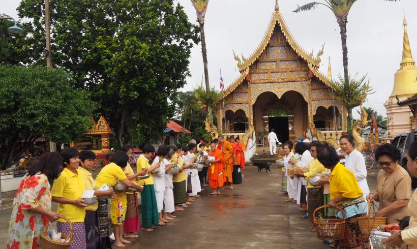 ดอยคำ จัดพิธีทำบุญตักบาตรบำเพ็ญกุศล เนื่องในวันคล้ายวันสวรรคต ๑๓ ตุลาคม พระบาทสมเด็จพระปรมินทรมหาภูมิพลอดุลยเดช บรมนาถบพิตร