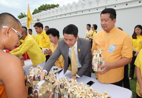 ดอยคำ ร่วมทำบุญตักบาตรและพิธีเจริญพระพุทธมนต์ถวายพระพรชัยมงคล