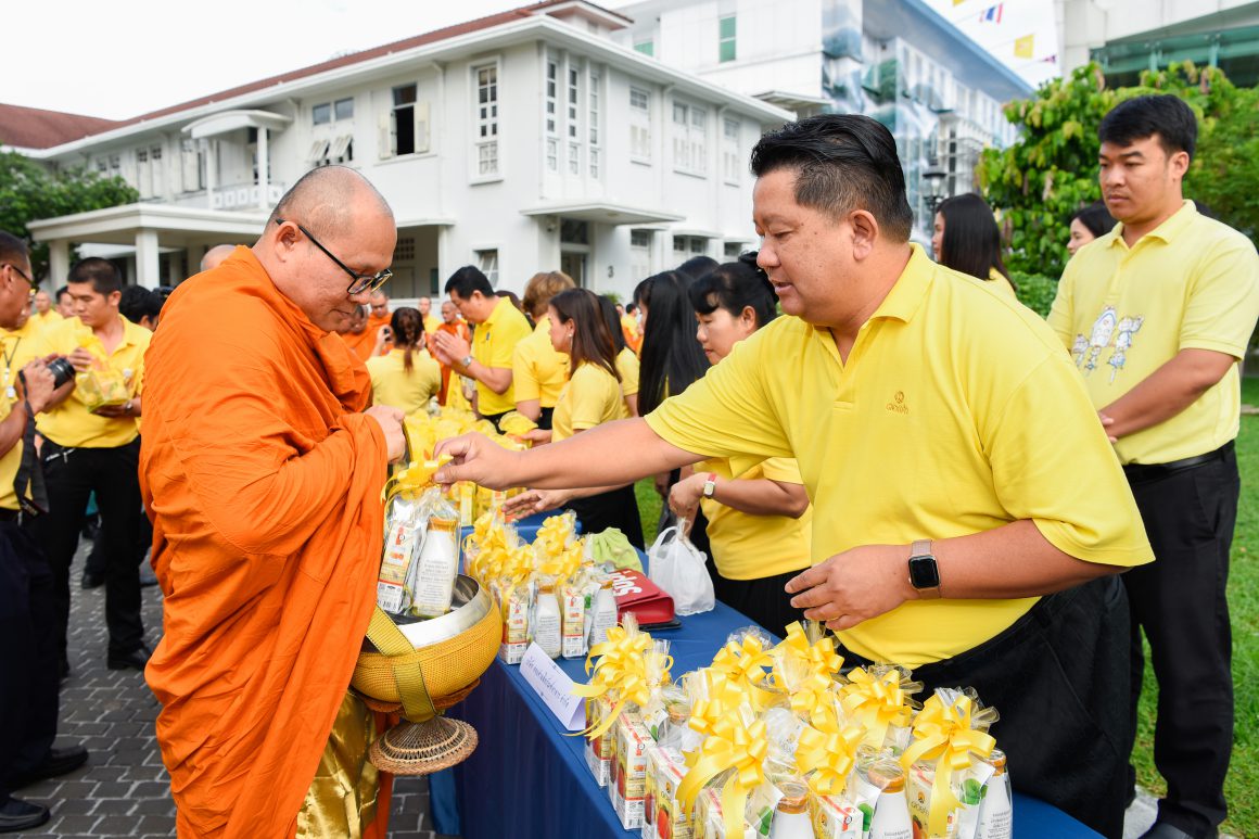 ดอยคำ ร่วมพิธีทำบุญตักบาตร เนื่องในโอกาสวันเฉลิมพระชนมพรรษาพระบาทสมเด็จพระวชิรเกล้าเจ้าอยู่หัว