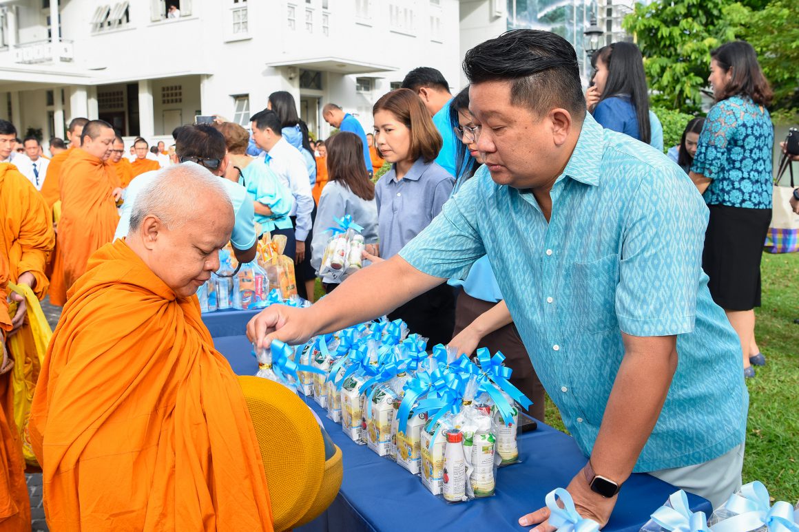 ดอยคำ พิธีทำบุญตักบาตร เนื่องในวันเฉลิมพระชนมพรรษา สมเด็จพระนางเจ้าสิริกิติ์ พระบรมราชินีนาถ พระบรมราชชนนีพันปีหลวง