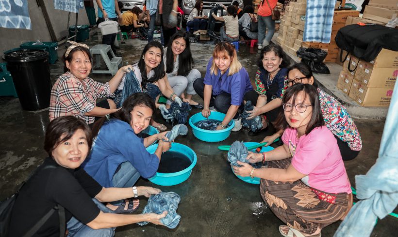 ดอยคำ จัดกิจกรรม กิจกรรมห่มรัก ห่อไออุ่นด้วยความรัก ถักทอสายใยรักด้วยผ้ายอมคราม