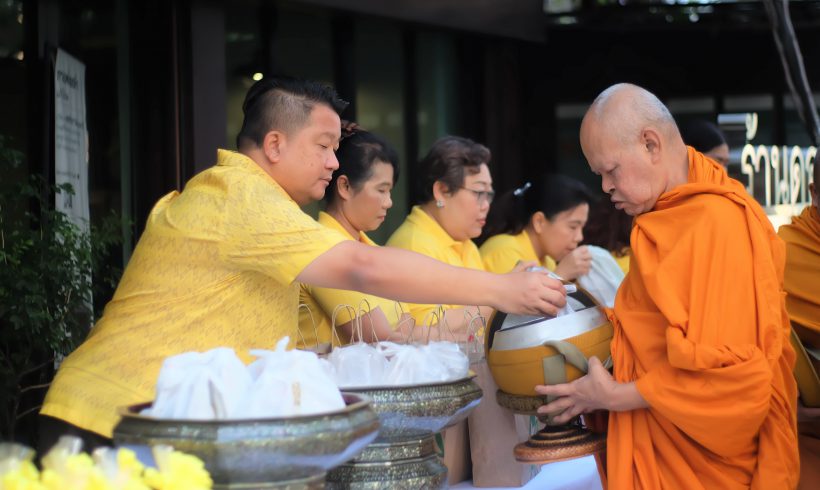 ดอยคำ ร่วมพิธีทำบุญตักบาตร เนื่องในโอกาส พระราชพิธีบรมราชาภิเษก พุทธศักราช ๒๕๖๒