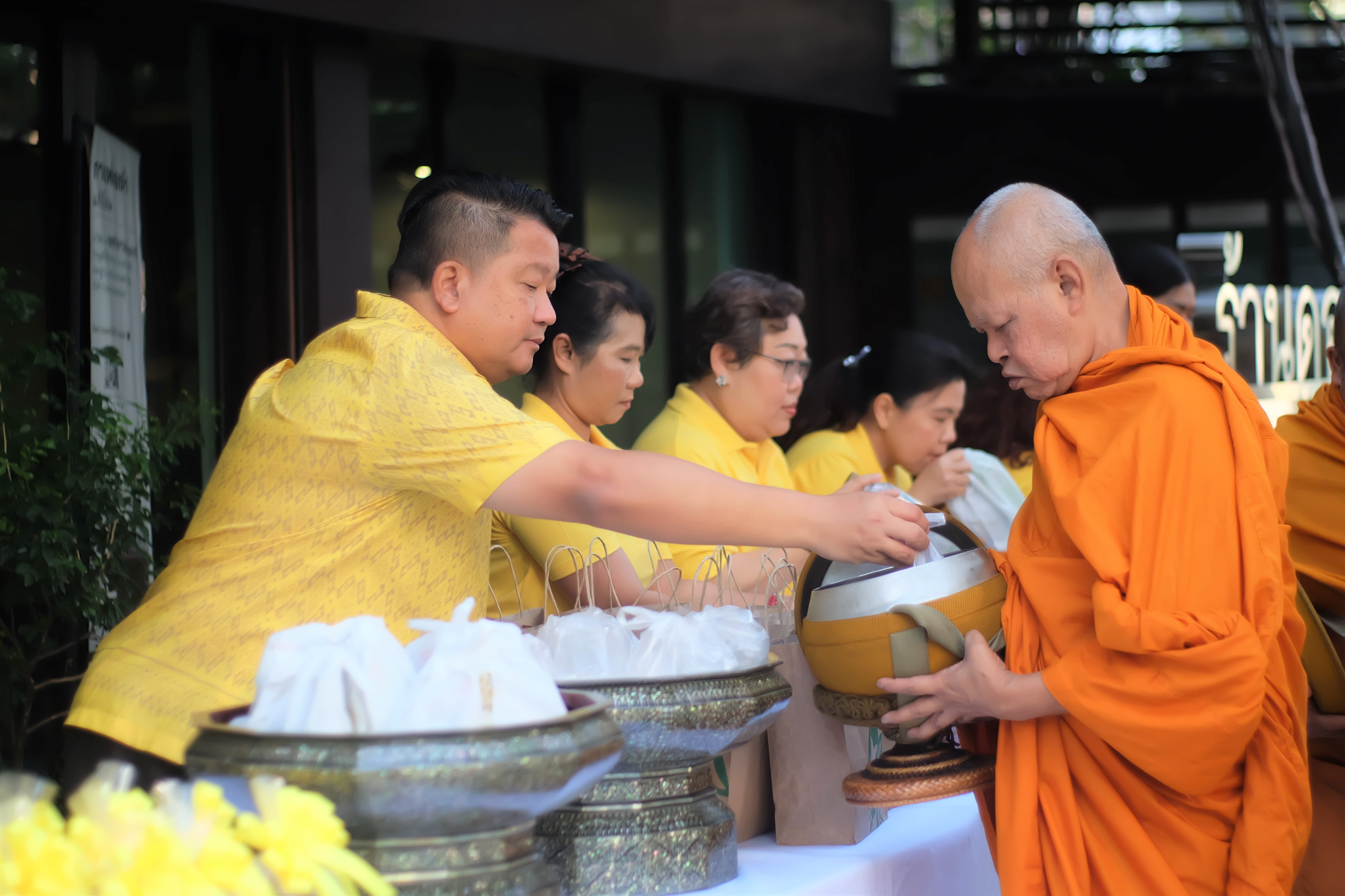 ดอยคำ ร่วมพิธีทำบุญตักบาตร เนื่องในโอกาส พระราชพิธีบรมราชาภิเษก พุทธศักราช ๒๕๖๒