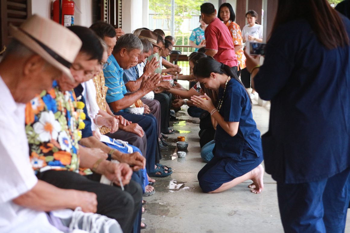 ดอยคำ ร่วมรักษาประเพณีสงกรานต์ สรงน้ำพระ และรดน้ำดำหัวผู้ใหญ่