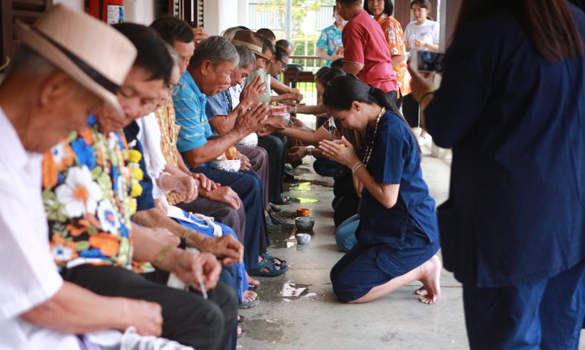ดอยคำ ร่วมรักษาประเพณีสงกรานต์ สรงน้ำพระ และรดน้ำดำหัวผู้ใหญ่