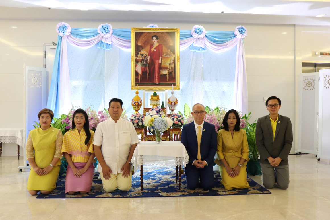 ดอยคำ ร่วมลงนามถวายพระพร สมเด็จพระนางเจ้าสิริกิติ์ พระบรมราชินีนาถ ในรัชกาลที่ ๙ และพระเจ้าวรวงศ์เธอ พระองค์เจ้าโสมสวลี พระวรราชาทินัดดามาตุ ให้ทรงหายจากพระอาการประชวร