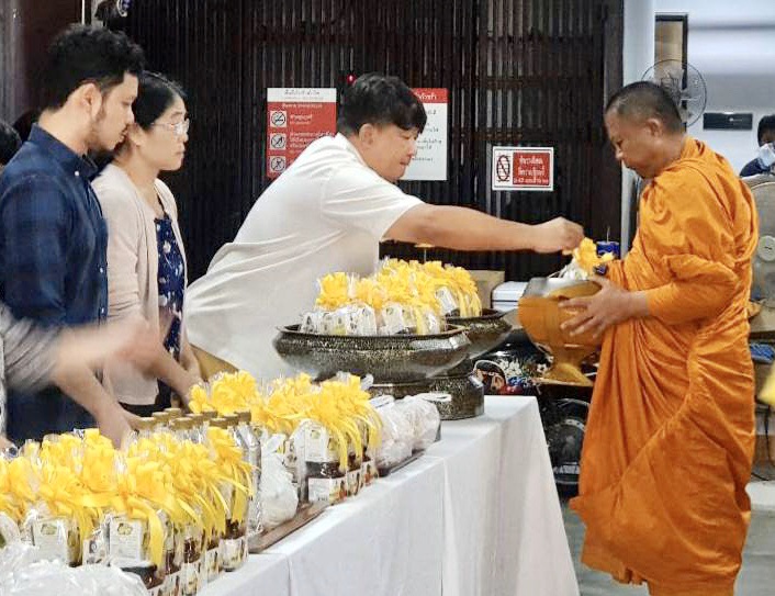 ดอยคำ จัดพิธีทำบุญตักบาตร เนื่องในวันคล้ายวันสวรรคต ล้นเกล้าฯ รัชกาลที่ ๙ ดอยคำ จัดพิธีทำบุญตักบาตร เนื่องในวันคล้ายวันสวรรคต ล้นเกล้าฯ รัชกาลที่ ๙