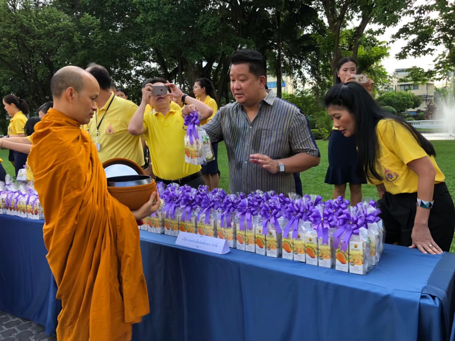 ดอยคำ ร่วมพิธีทำบุญตักบาตร เนื่องในโอกาสวันคล้ายวันพระราชสมภพสมเด็จพระนางเจ้าสุทิดา พัชรสุธาพิมลลักษณ พระบรมราชินี