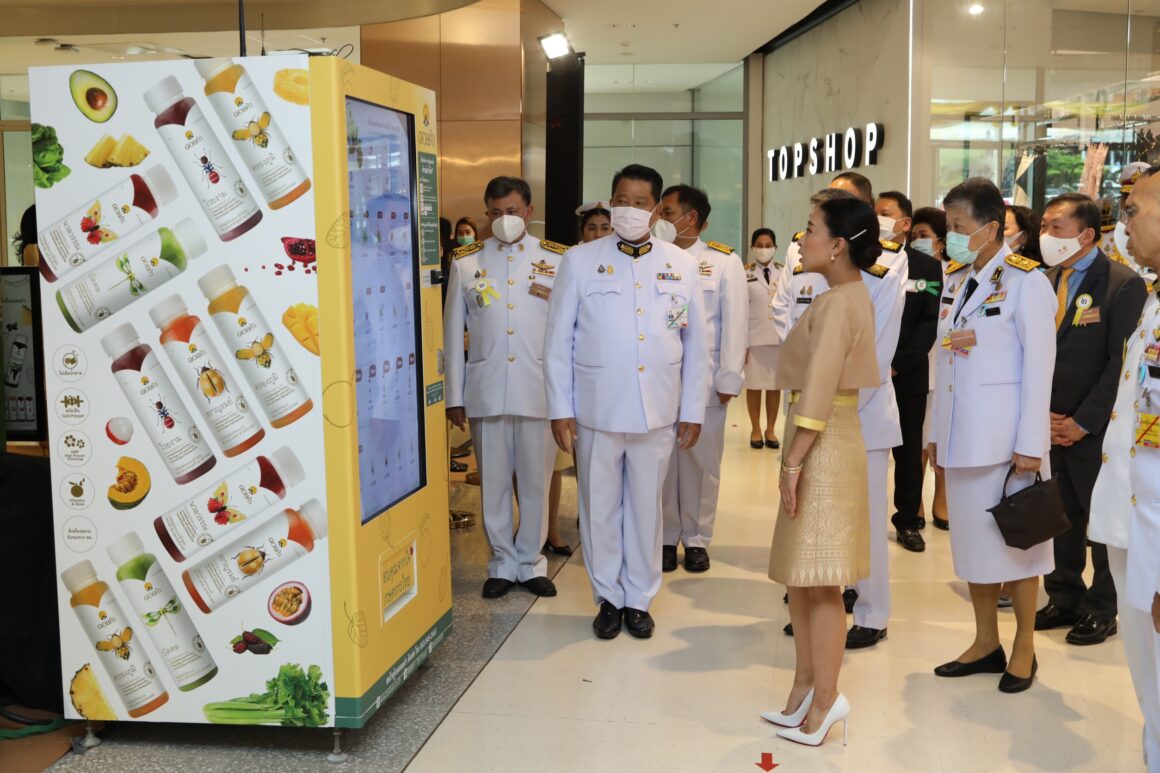 “กรมหลวงราชสาริณีสิริพัชร” ทรงเยี่ยมบูธ “ดอยคำ” ในงานโครงการหลวง ๕๑