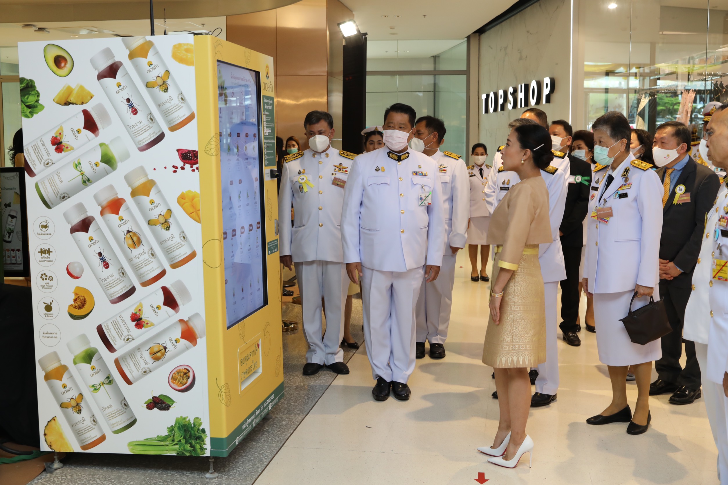 “กรมหลวงราชสาริณีสิริพัชร” ทรงเยี่ยมบูธ “ดอยคำ” ในงานโครงการหลวง ๕๑