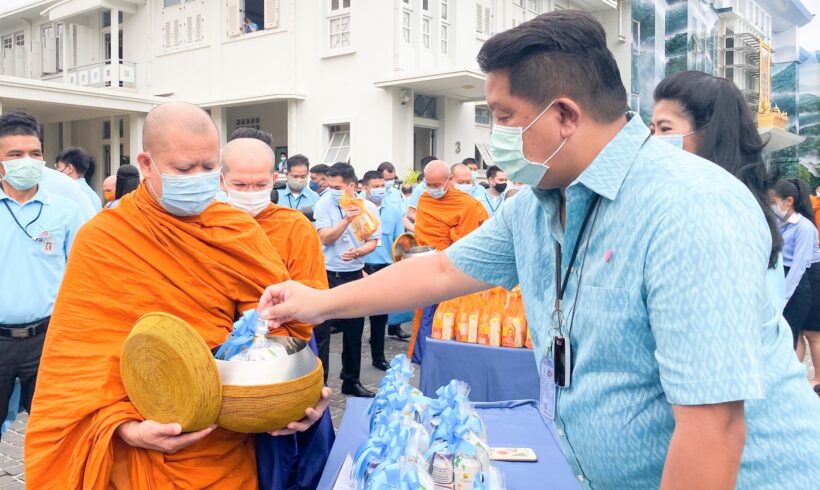“ดอยคำ” ทำบุญตักบาตร เนื่องในวันเฉลิมพระชนมพรรษา ๘๘ พรรษา พระพันปีหลวง