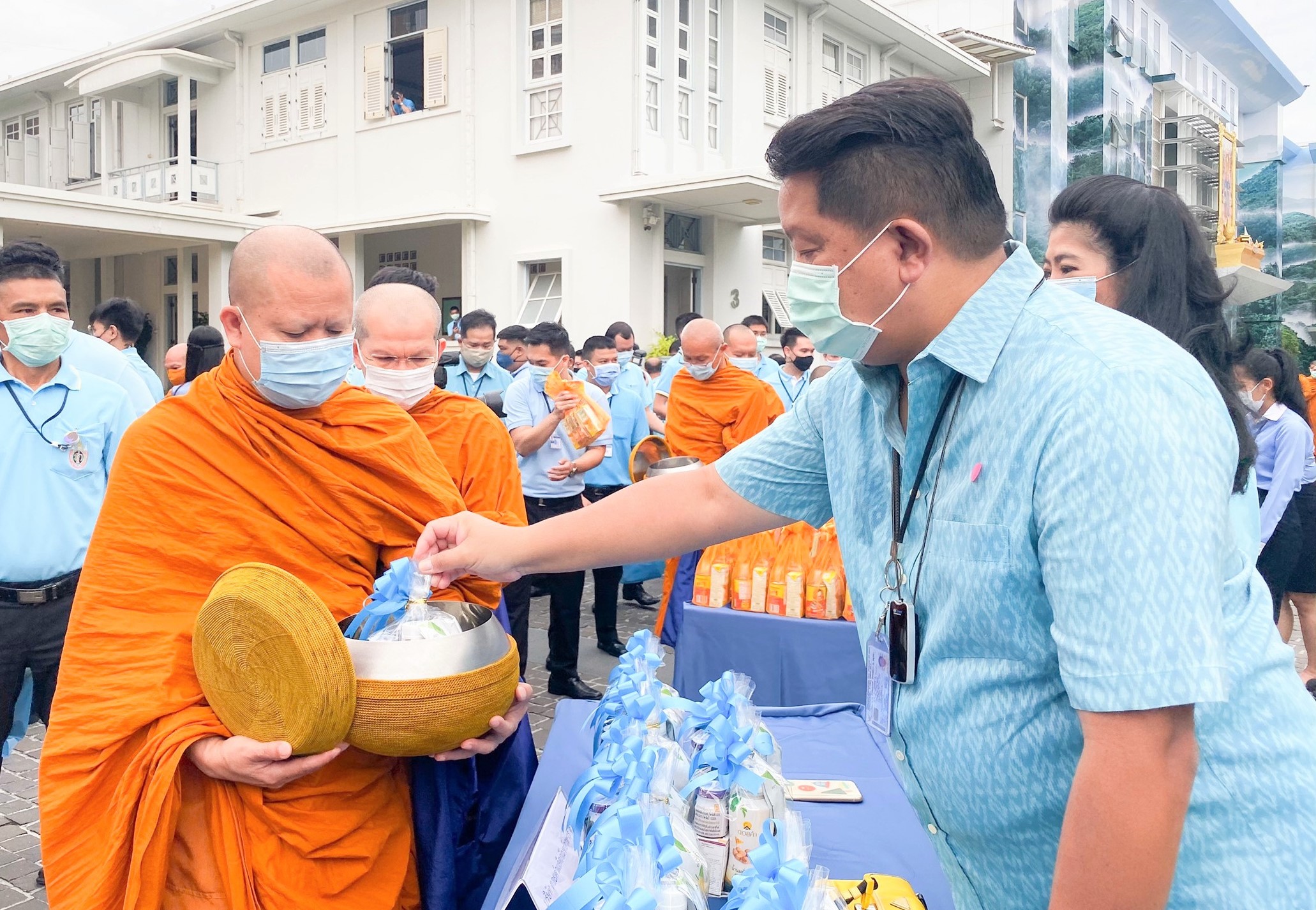 “ดอยคำ” ทำบุญตักบาตร เนื่องในวันเฉลิมพระชนมพรรษา ๘๘ พรรษา พระพันปีหลวง