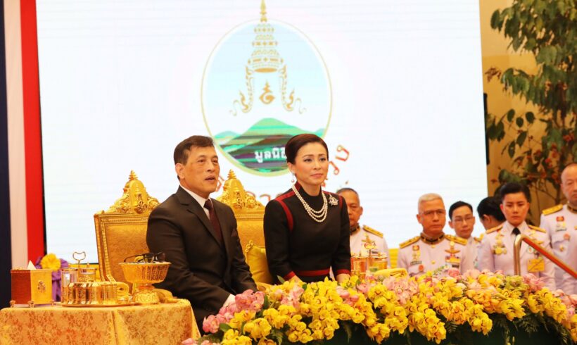 พระบาทสมเด็จพระเจ้าอยู่หัว และสมเด็จพระนางเจ้าฯ พระบรมราชินี เสด็จฯ ทรงเยี่ยมบูธ “ดอยคำ” ในงานโครงการหลวง