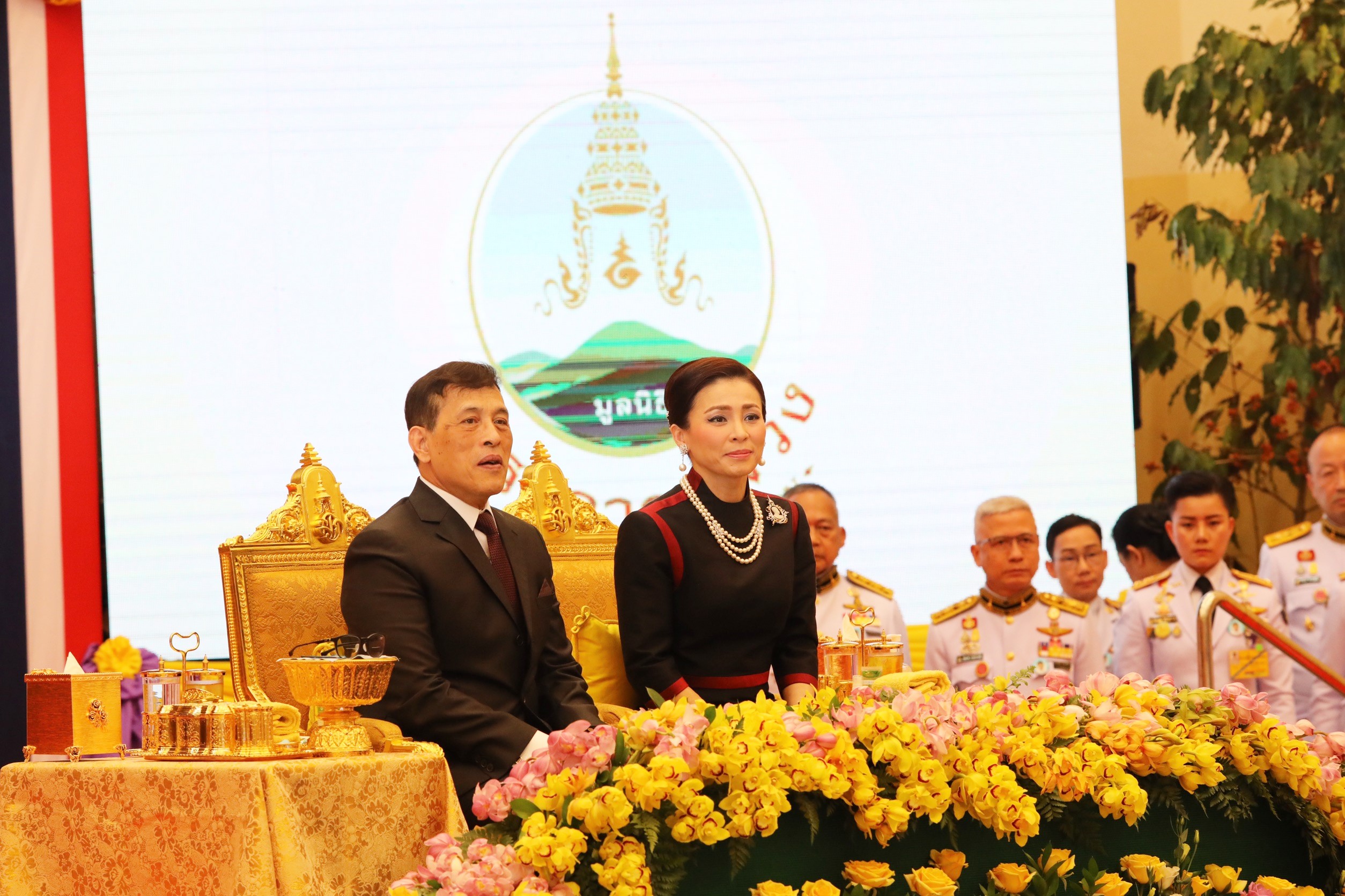 พระบาทสมเด็จพระเจ้าอยู่หัว และสมเด็จพระนางเจ้าฯ พระบรมราชินี เสด็จฯ ทรงเยี่ยมบูธ “ดอยคำ” ในงานโครงการหลวง