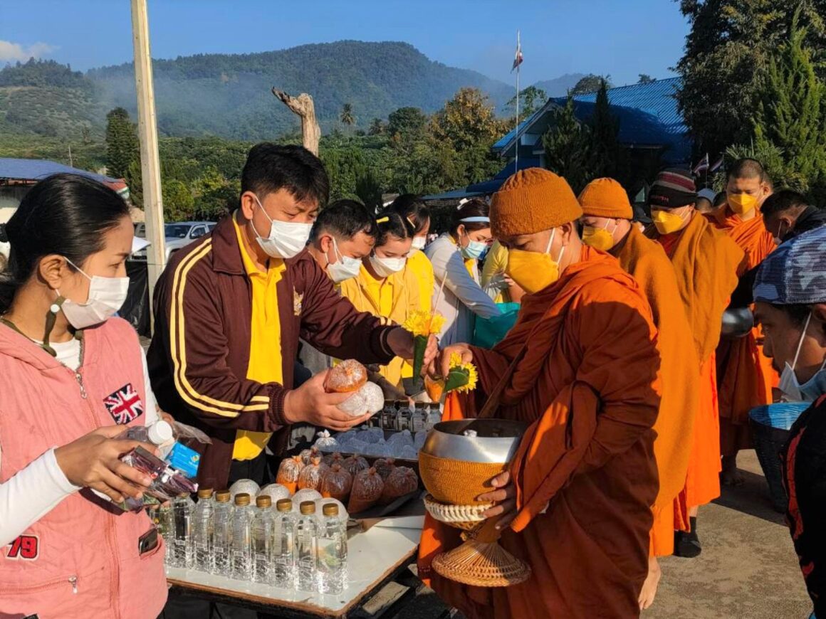 โรงงานหลวงฯ ทั้ง 3 แห่งของดอยคำ ร่วมพิธีทำบุญตักบาตรถวายเป็นพระราชกุศล เนื่องในวันคล้ายวันพระบรมราชสมภพ ล้นเกล้า ฯ รัชกาลที่ 9