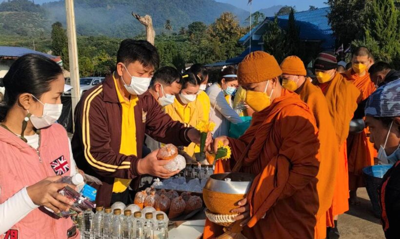 โรงงานหลวงฯ ทั้ง 3 แห่งของดอยคำ ร่วมพิธีทำบุญตักบาตรถวายเป็นพระราชกุศล เนื่องในวันคล้ายวันพระบรมราชสมภพ ล้นเกล้า ฯ รัชกาลที่ 9