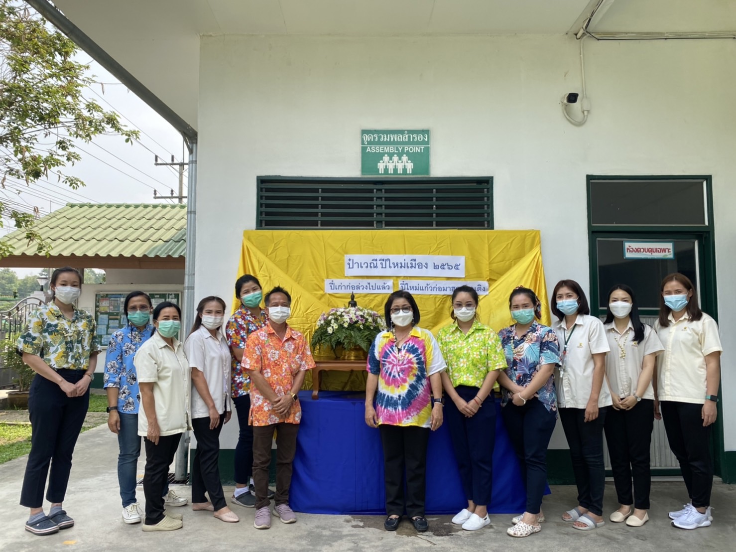 โรงงานหลวงฯ ทั้ง 3 แห่ง ของดอยคำ ร่วมสรงน้ำพระพุทธรูป และรดน้ำดำหัวผู้ใหญ่ สืบสานประเพณีสงกรานต์ 2565