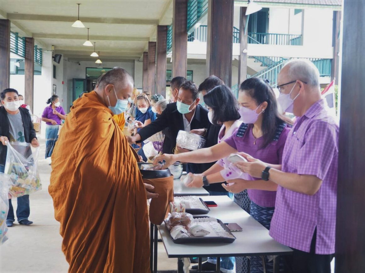 โรงงานหลวงฯ ทั้ง 3 แห่งของดอยคำ ร่วมพิธีทำบุญตักบาตร-บำเพ็ญประโยชน์ ถวายเป็นพระราชกุศล เนื่องในวันคล้ายวันพระราชสมภพ ‘กรมสมเด็จพระเทพฯ’ 2 เม.ย. 2565