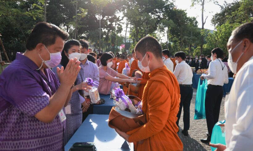 “ดอยคำ” ทำบุญตักบาตร และกิจกรรมจิตอาสา เนื่องในวันเฉลิมพระชนมพรรษา สมเด็จพระนางเจ้าฯ พระบรมราชินี