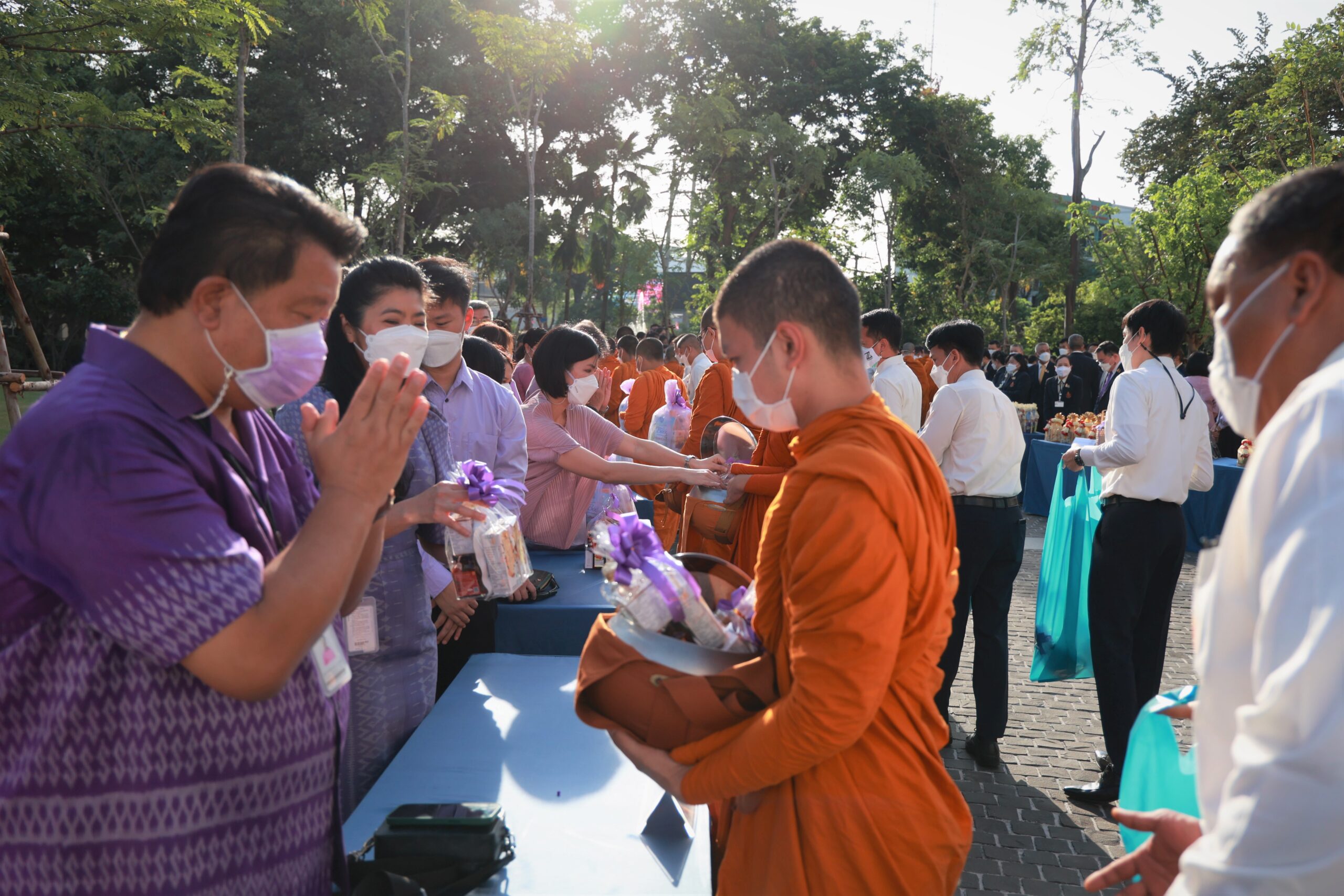 “ดอยคำ” ทำบุญตักบาตร และกิจกรรมจิตอาสา เนื่องในวันเฉลิมพระชนมพรรษา สมเด็จพระนางเจ้าฯ พระบรมราชินี