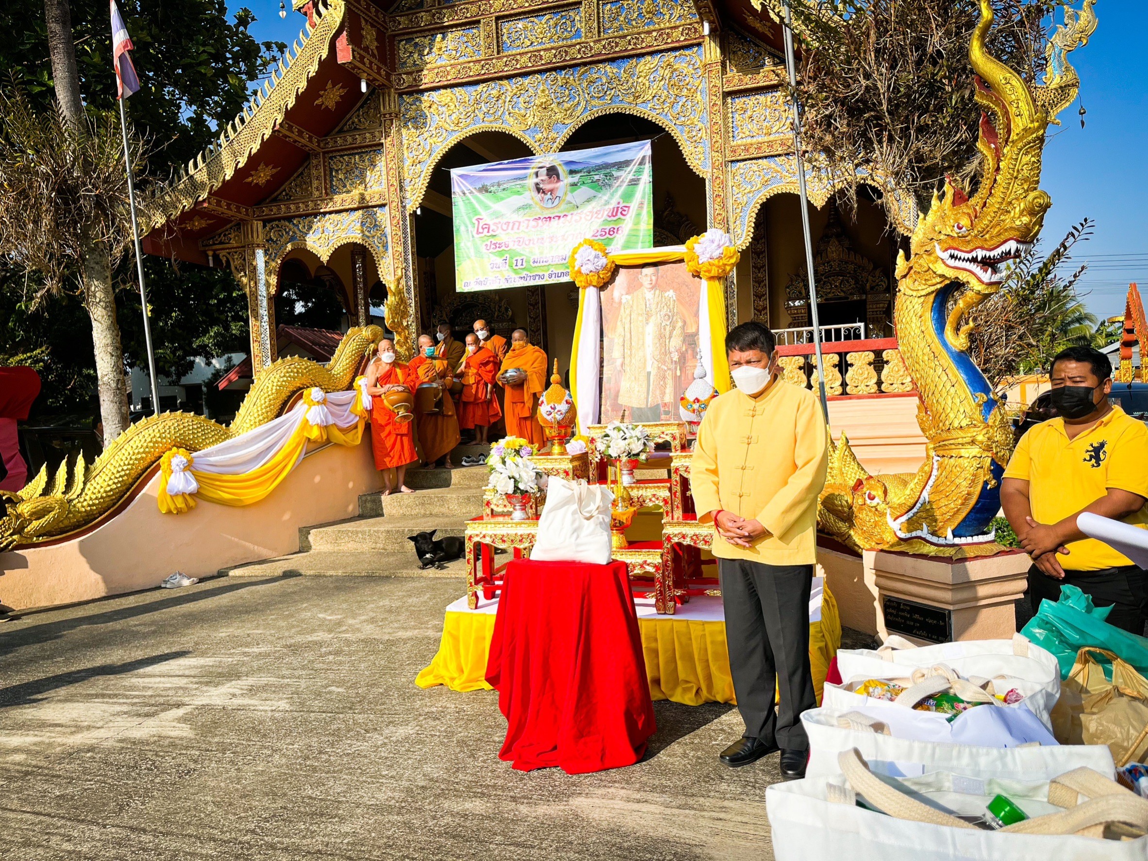 ดอยคำ โรงงานหลวงฯ ที่ 2 (แม่จัน) จ.เชียงราย ร่วมกิจกรรมทำบุญตักบาตร เพื่อน้อมรำลึก ล้นเกล้าฯ รัชกาลที่ 9 เสด็จฯ เปิดสถานีอนามัยพระราชทาน ครบรอบ 49 ปี