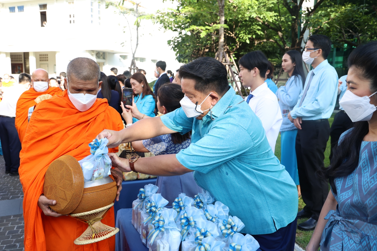 ดอยคำ ทำบุญตักบาตร-บำเพ็ญประโยชน์ ถวายเป็นพระราชกุศล ในวันเฉลิมพระชนมพรรษา “สมเด็จพระพันปีหลวง” 12 สิงหาคม