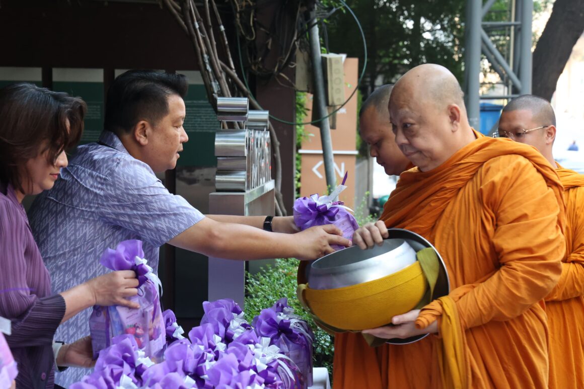 ดอยคำ ทำบุญตักบาตร เนื่องในโอกาสวันคล้ายวันพระราชสมภพ ‘กรมสมเด็จพระเทพฯ’ 2 เม.ย. 2567