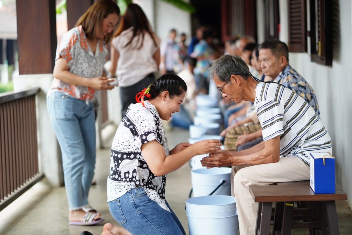 ดอยคำ สรงน้ำพระพุทธรูป-พระบรมรูปล้นเกล้าฯ รัชกาลที่ 9-พระบรมรูปสมเด็จพระเจ้าตากสินมหาราช สืบสานประเพณีสงกรานต์ 2567