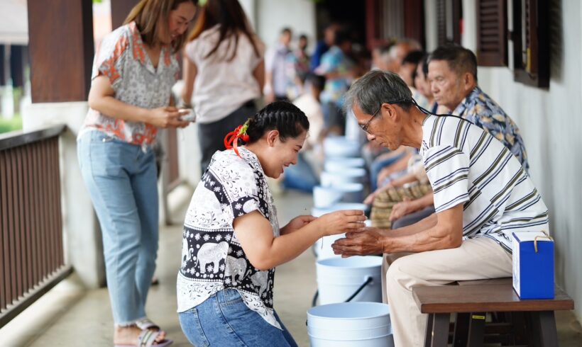 ดอยคำ สรงน้ำพระพุทธรูป-พระบรมรูปล้นเกล้าฯ รัชกาลที่ 9-พระบรมรูปสมเด็จพระเจ้าตากสินมหาราช สืบสานประเพณีสงกรานต์ 2567