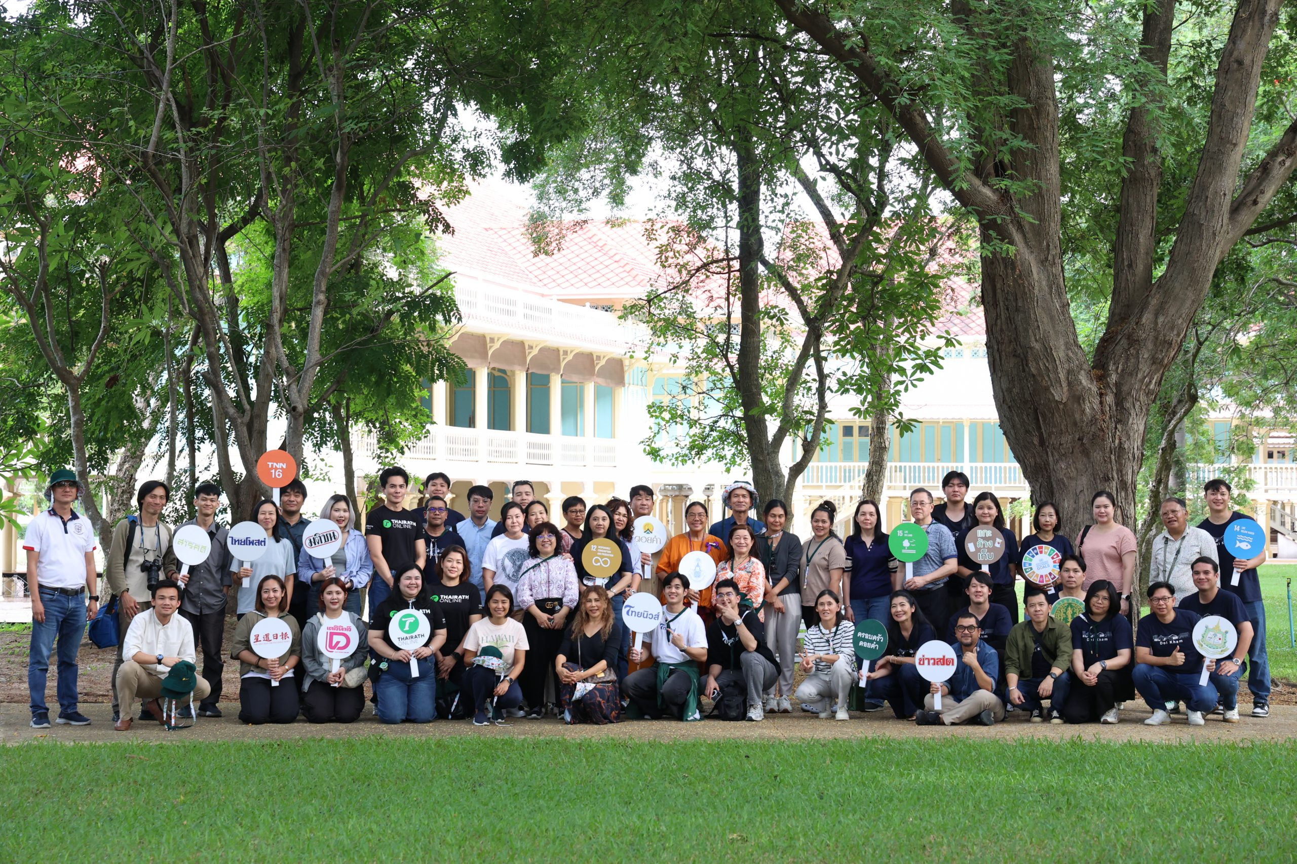 ดอยคำ จัดกิจกรรมปลูกต้นไม้ของสังคมพืชในระบบนิเวศสันดอนทรายชายฝั่ง ณ พระราชนิเวศน์มฤคทายวัน จังหวัดเพชรบุรี