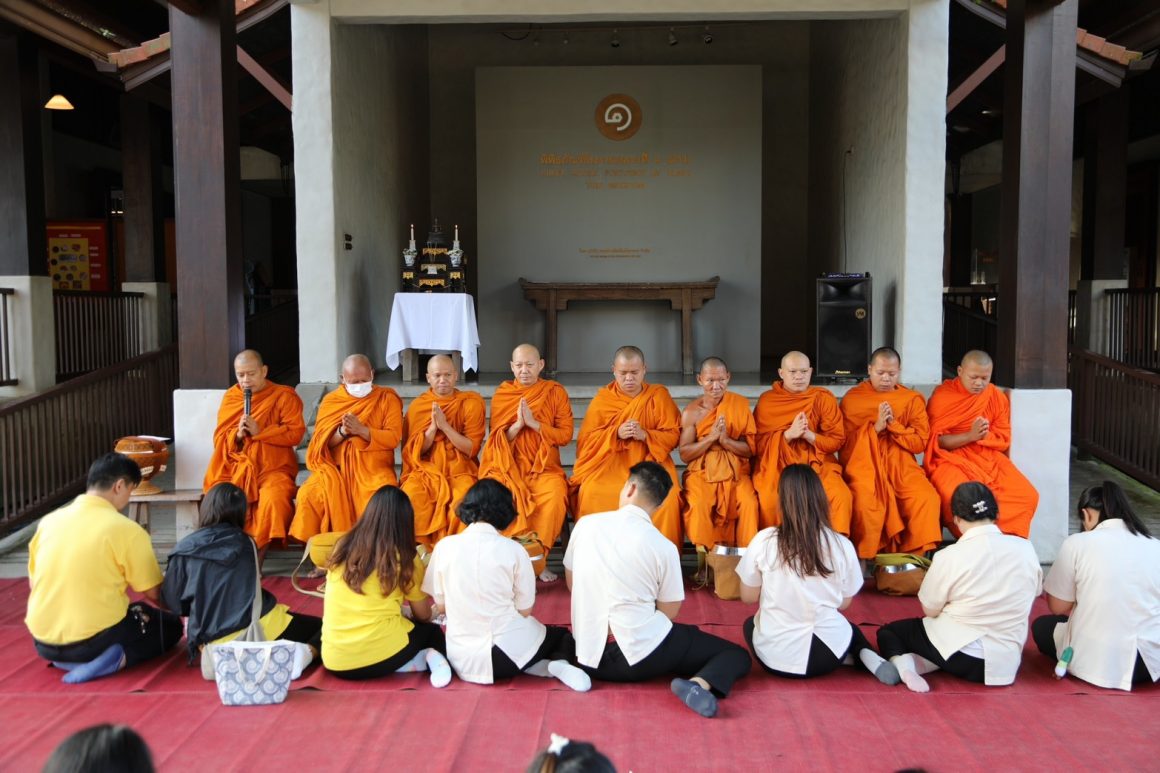 ดอยคำ จัดกิจกรรมทำบุญตักบาตร พร้อมบำเพ็ญประโยชน์ เพื่อถวายเป็นพระราชกุศล เนื่องในวันนวมินทรมหาราช