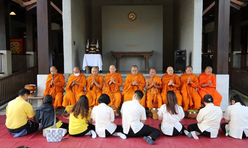ดอยคำ จัดกิจกรรมทำบุญตักบาตร พร้อมบำเพ็ญประโยชน์ เพื่อถวายเป็นพระราชกุศล เนื่องในวันนวมินทรมหาราช